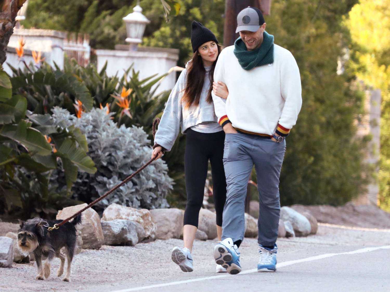 Chris Martin & Dakota Johnson Dikabarkan Sudah Bertunangan