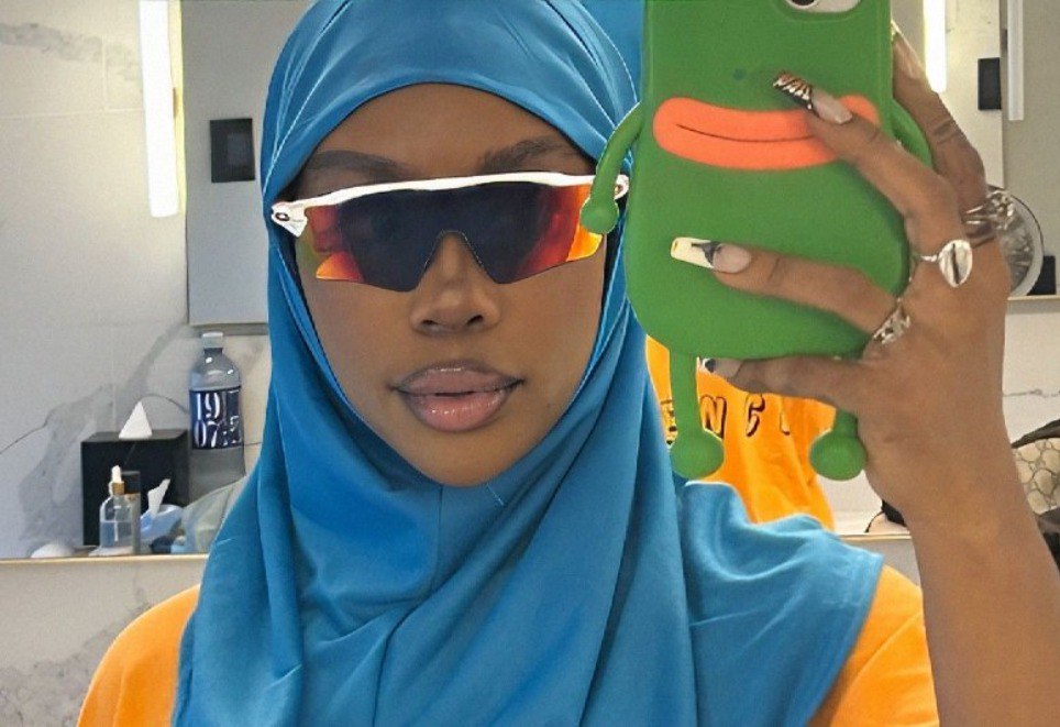 SZA Menggunakan Hijab Saat Lebaran