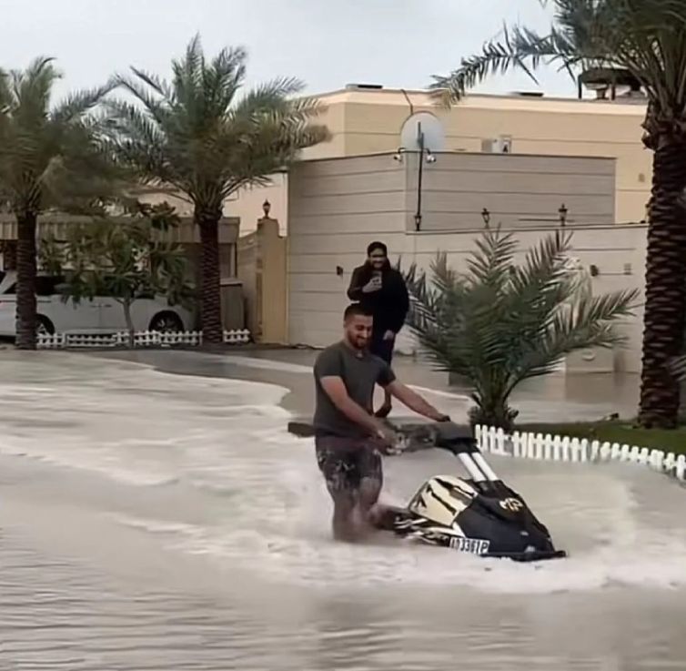 Kelakukan Orang Kaya Di Dubai Saat Banjir