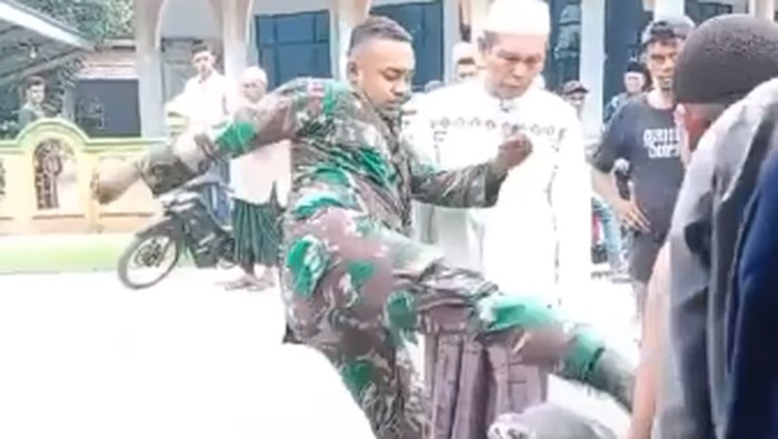 Prajurit TNI Mengamuk Usai Dirinya Dan Istrinya Ditabrak