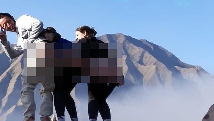 Turis Asal Belanda Pamerkan Bokongnya di Bromo