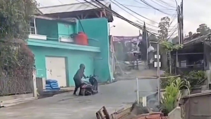 Viral Sepeda Motor Terjebak di Jalan Baru di Cor