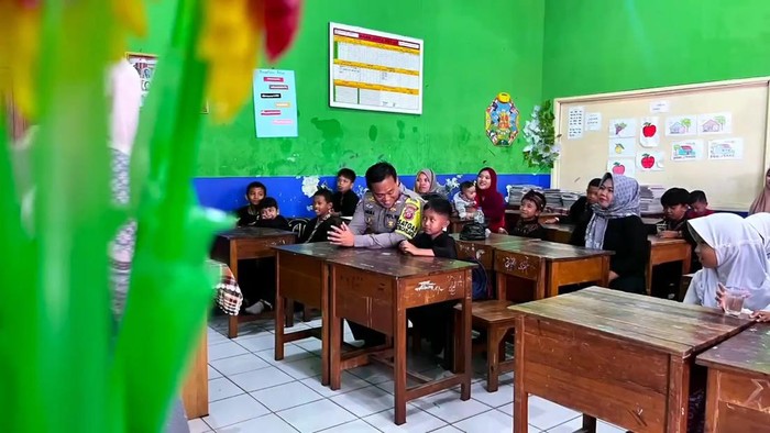 Seorang Anak Sekolah Dasar Menulis Surat Kepada Polisi